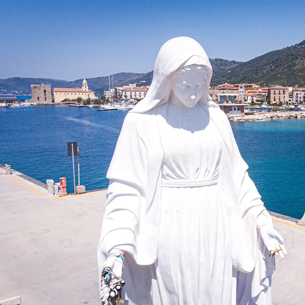 La Madonnina alla fine del molo di Acciaroli, con il borgo e la Torre sullo sfondo