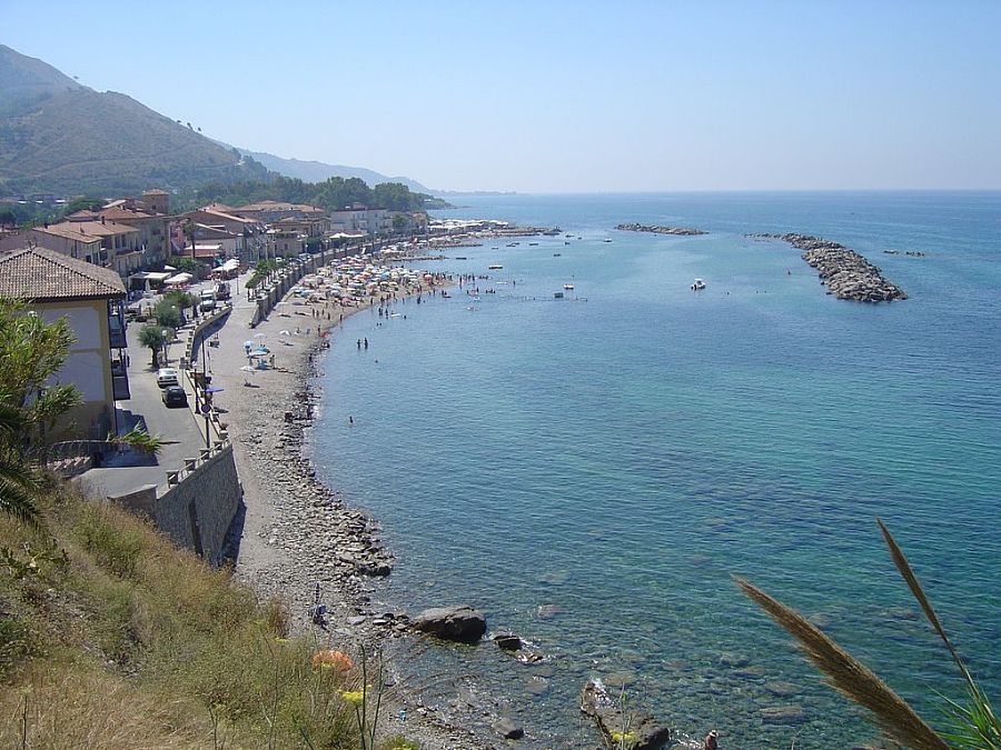 Agnone Cilento: la spiaggia tranquilla e la torre