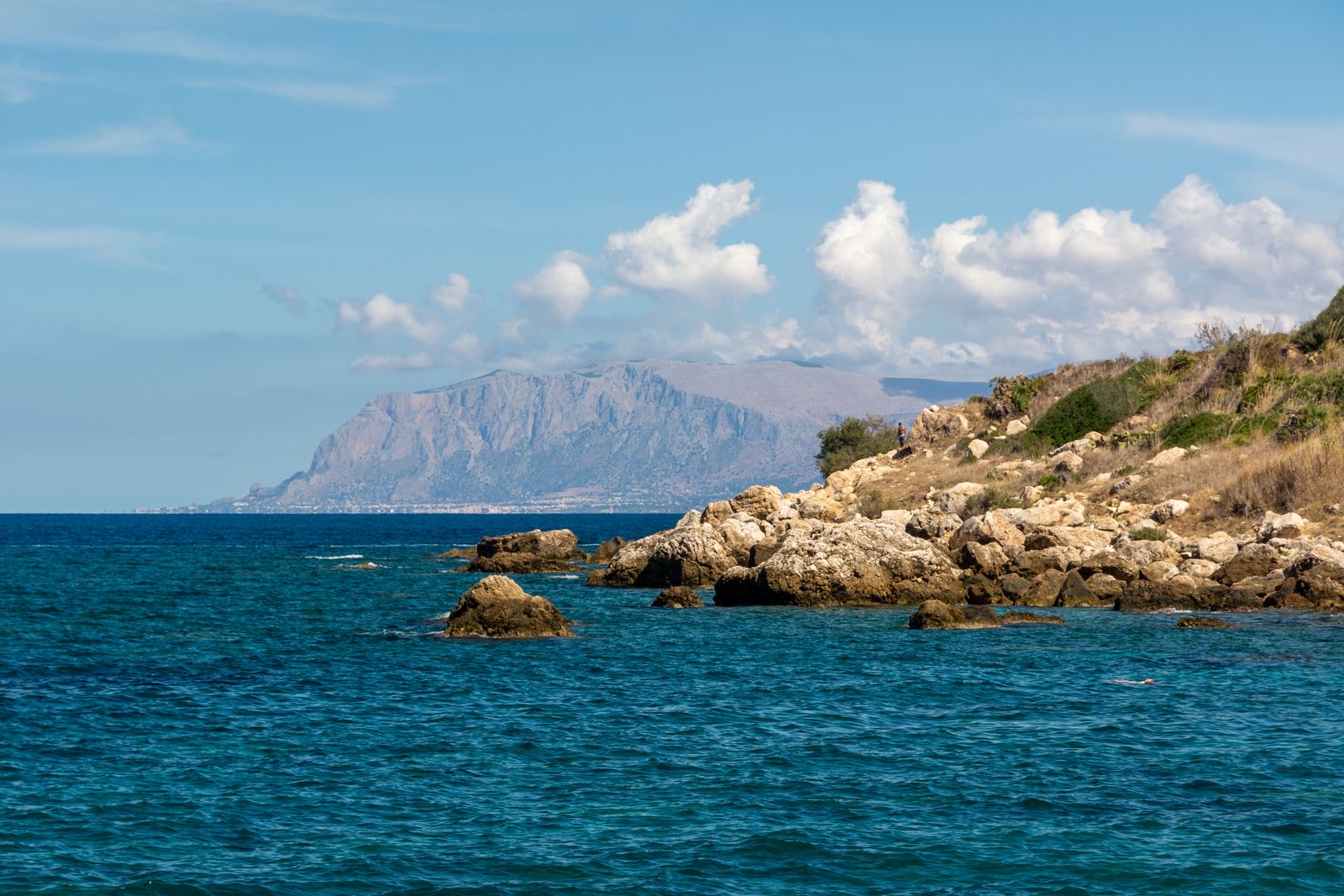 Costa rocciosa e mare azzurro del Cilento vicino ad Agropoli