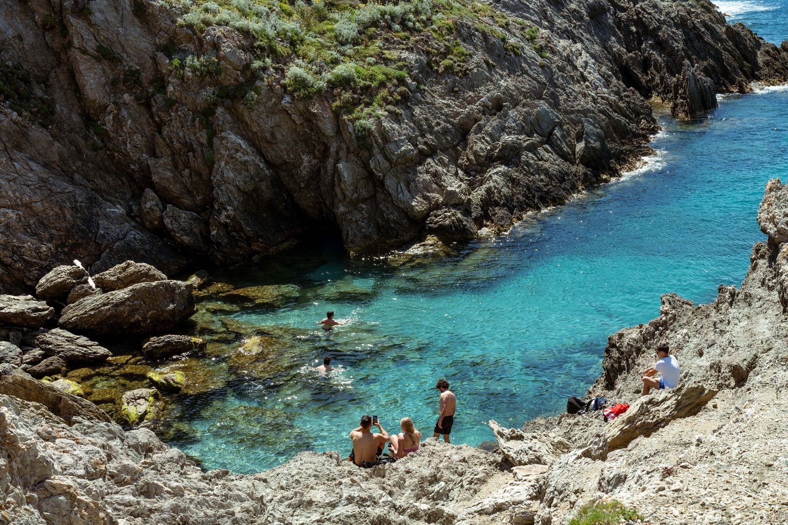 Insenatura rocciosa con acque turchesi lungo la costa cilentana