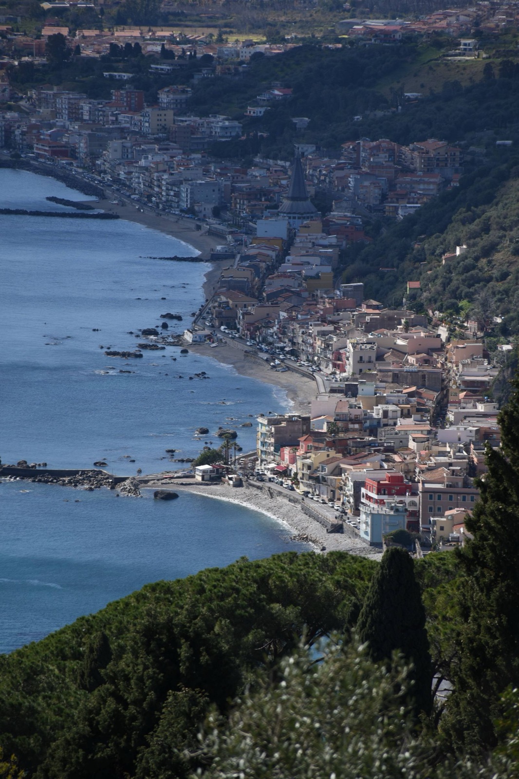 Borgo affacciato sul mare dall'alto della costa cilentana