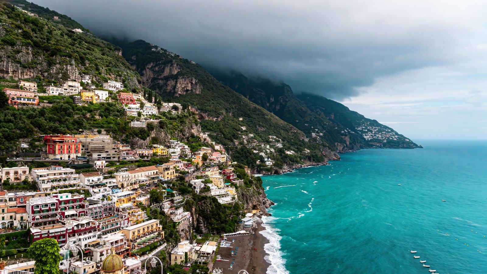 Veduta dall'alto della Costiera Amalfitana e del suo mare