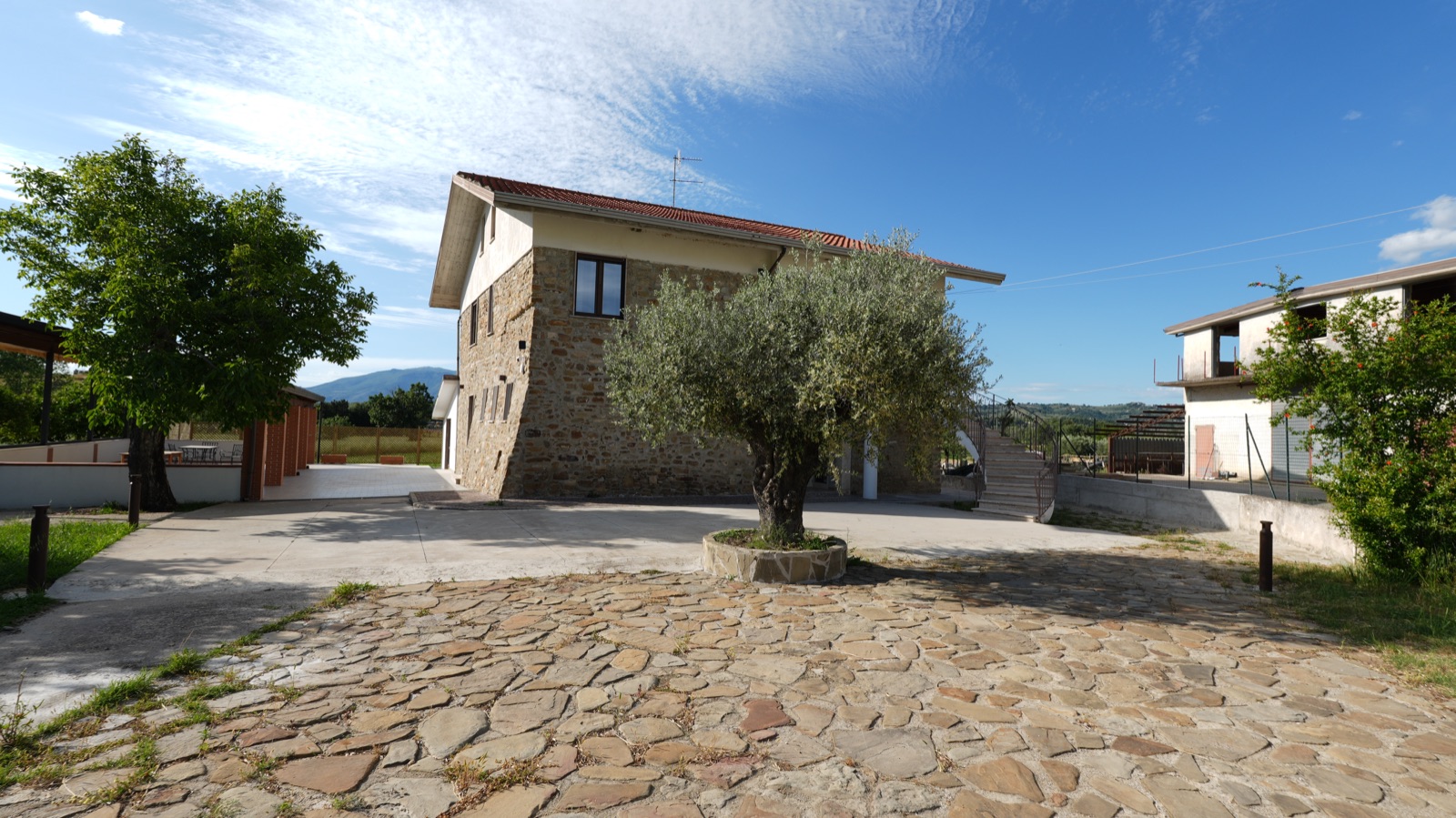 Il casale in pietra della Country House Altavilla con cortile e ulivo