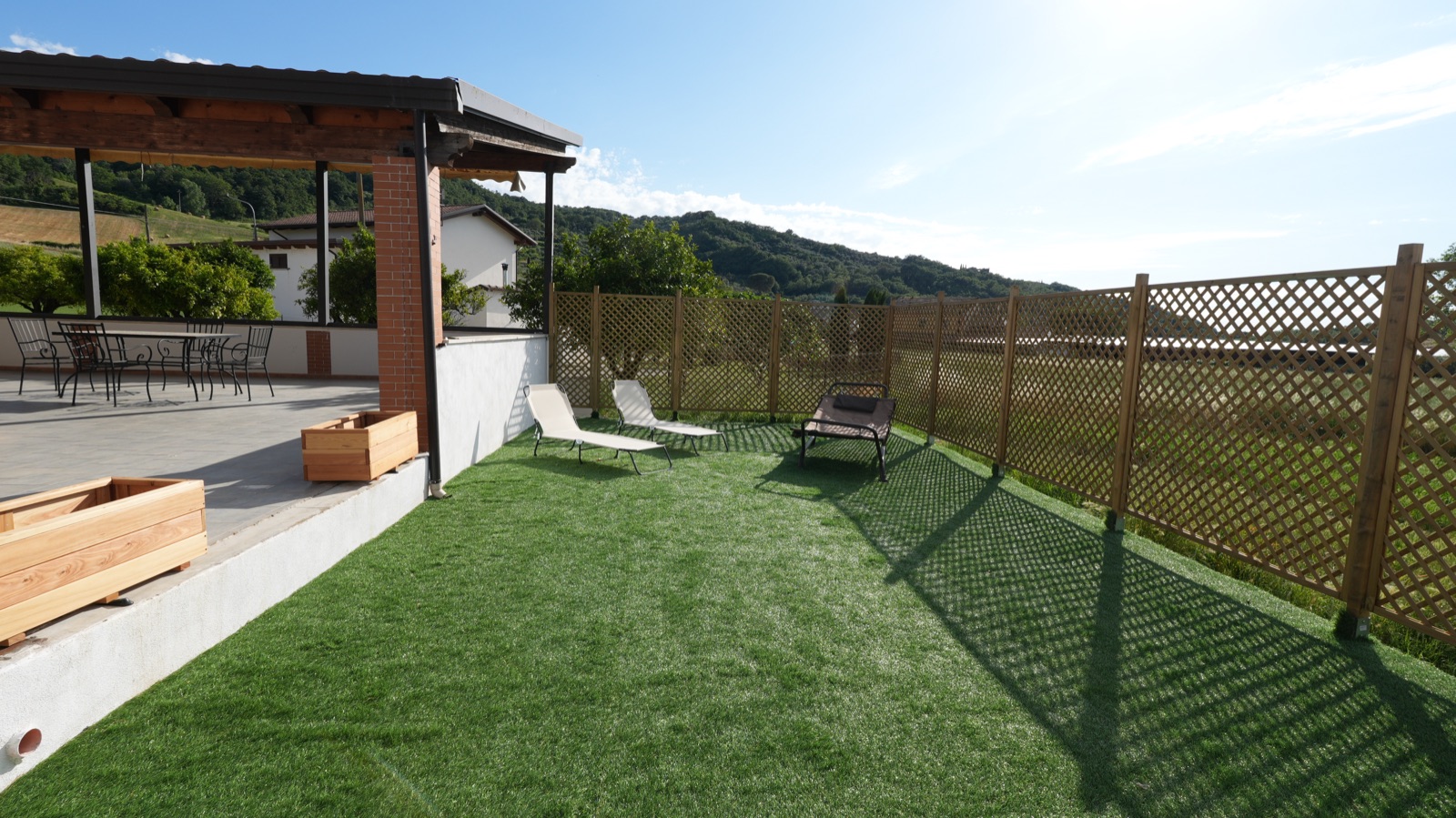 Solarium e area verde con vista sulle colline
