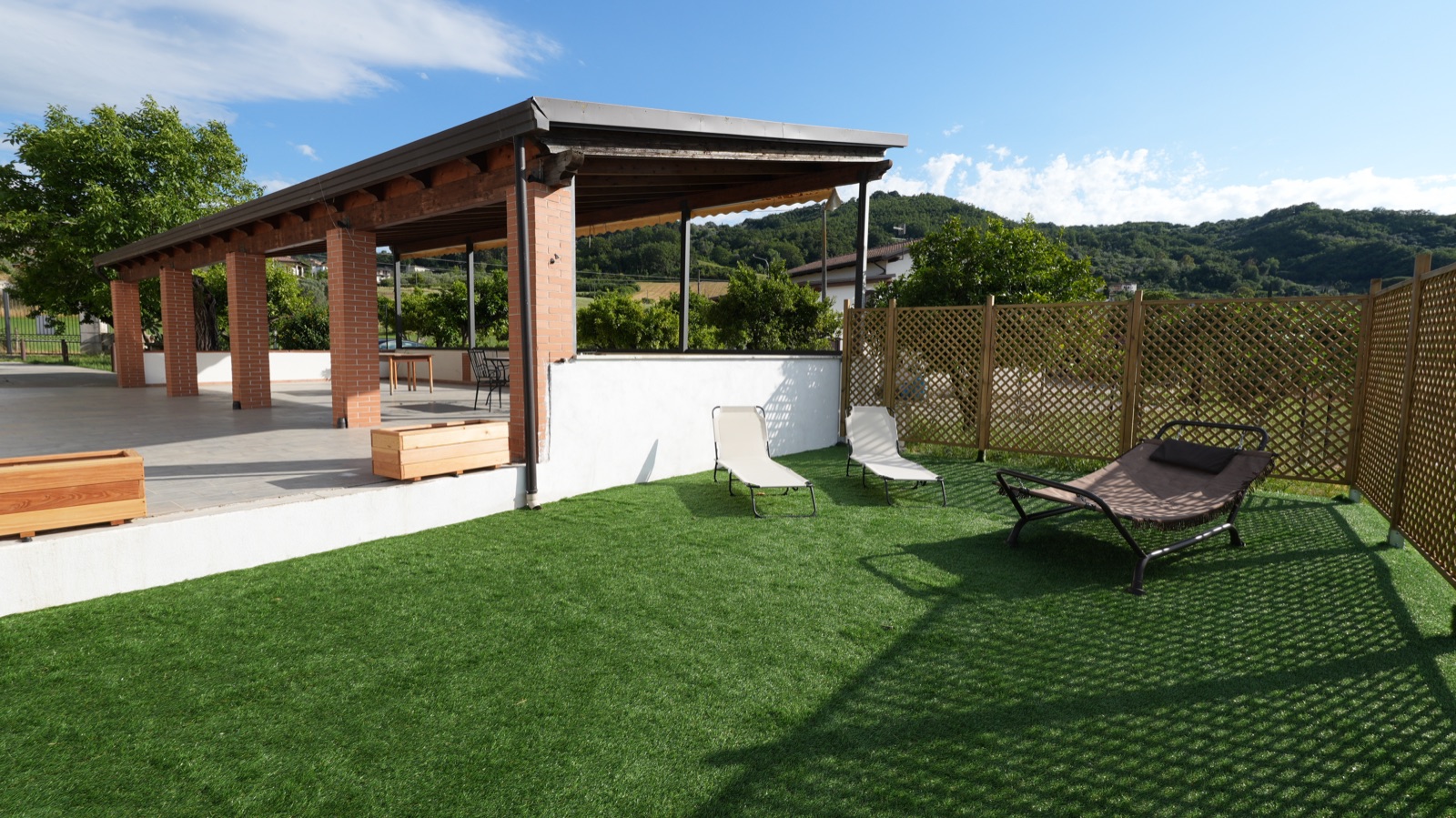 Solarium con lettini e amaca