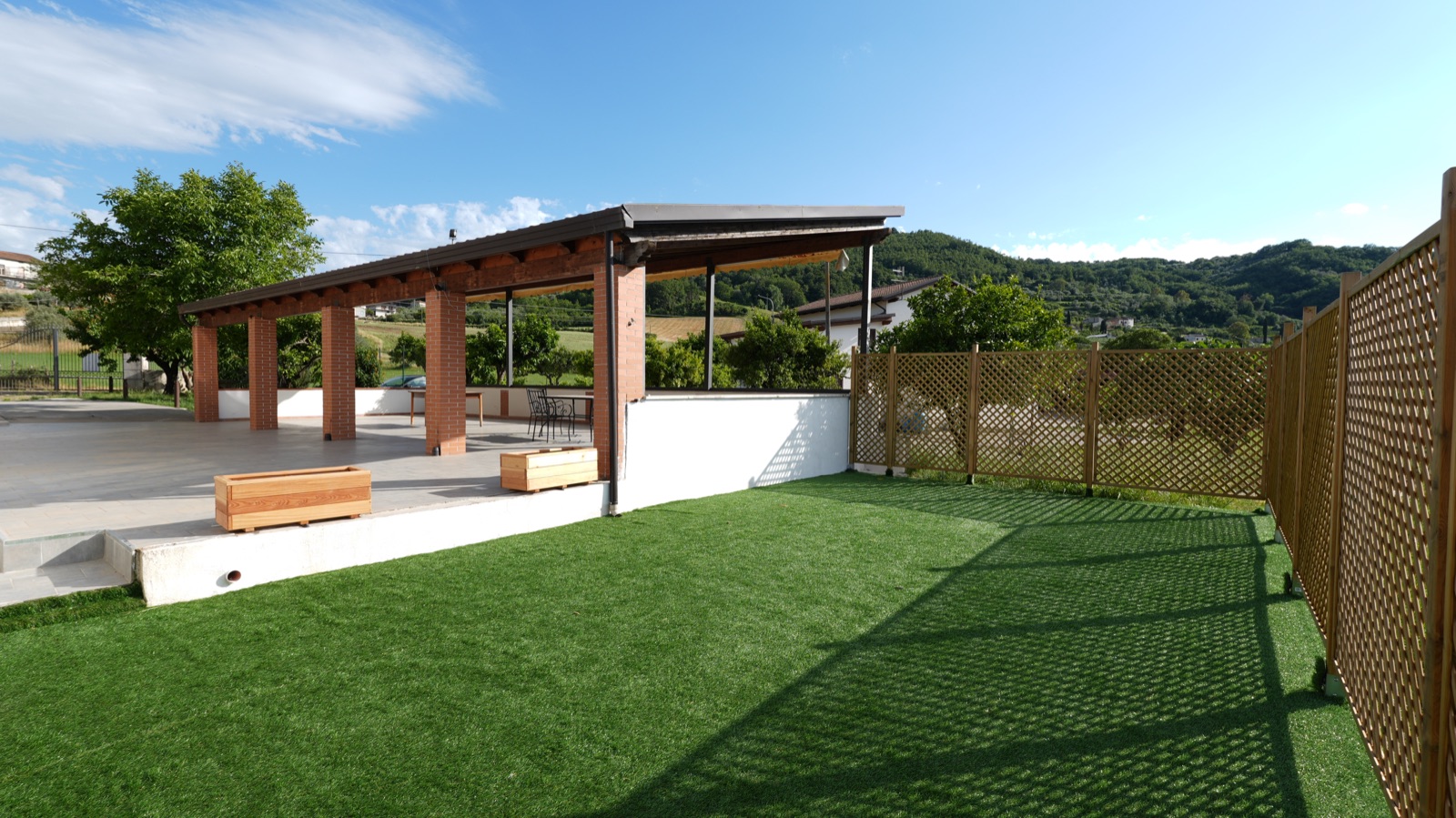 Terrazza attrezzata con prato e area relax