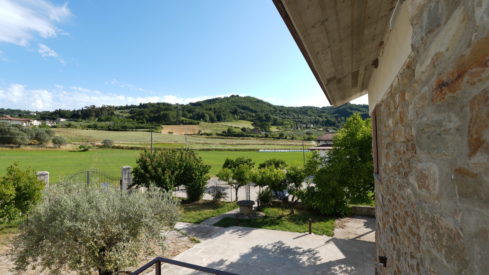 Vista sulle colline verdi del Cilento dalla terrazza