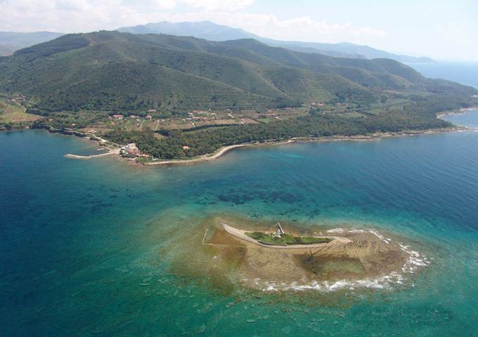 Punta Licosa: l'isolotto, il faro e i sentieri sul mare
