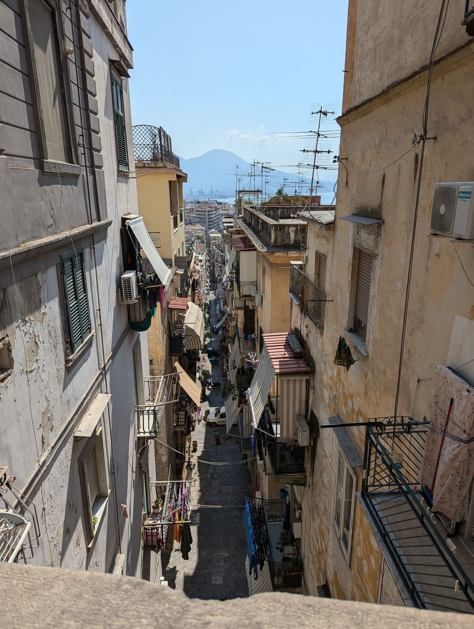 Un vicolo del centro storico di Napoli con il Vesuvio in fondo