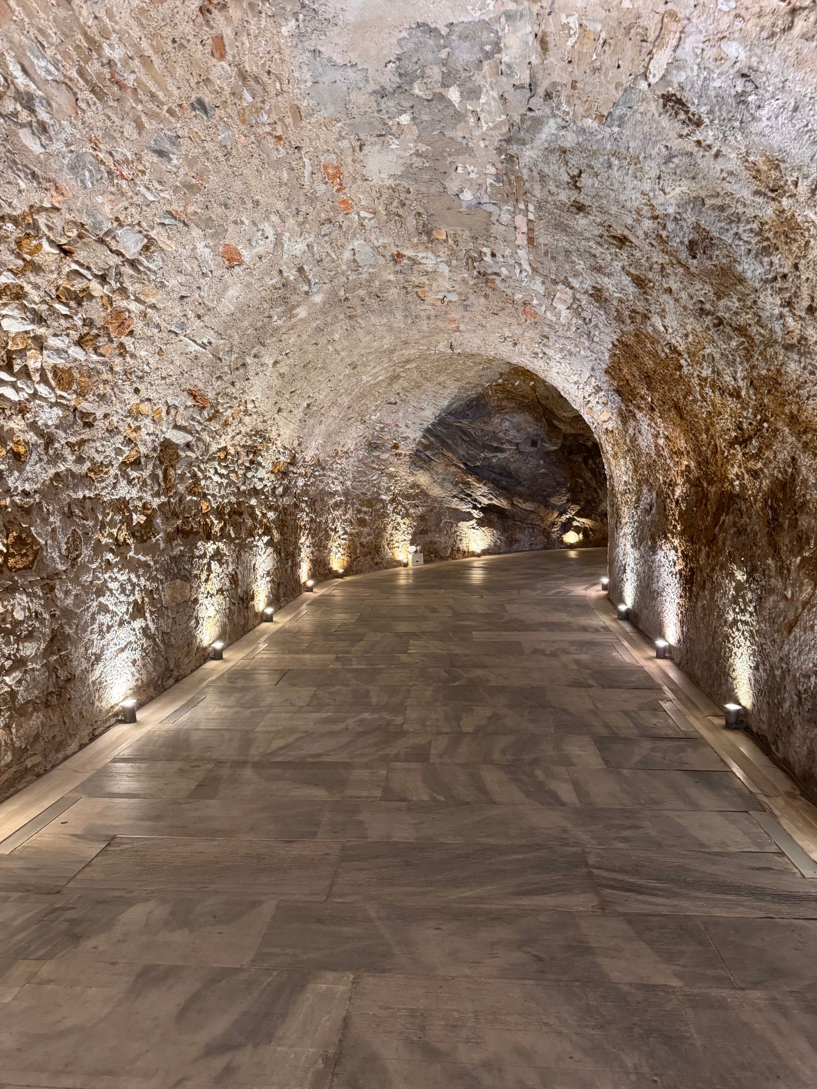Corridoio sotterraneo con volta ad arco scavato nel tufo