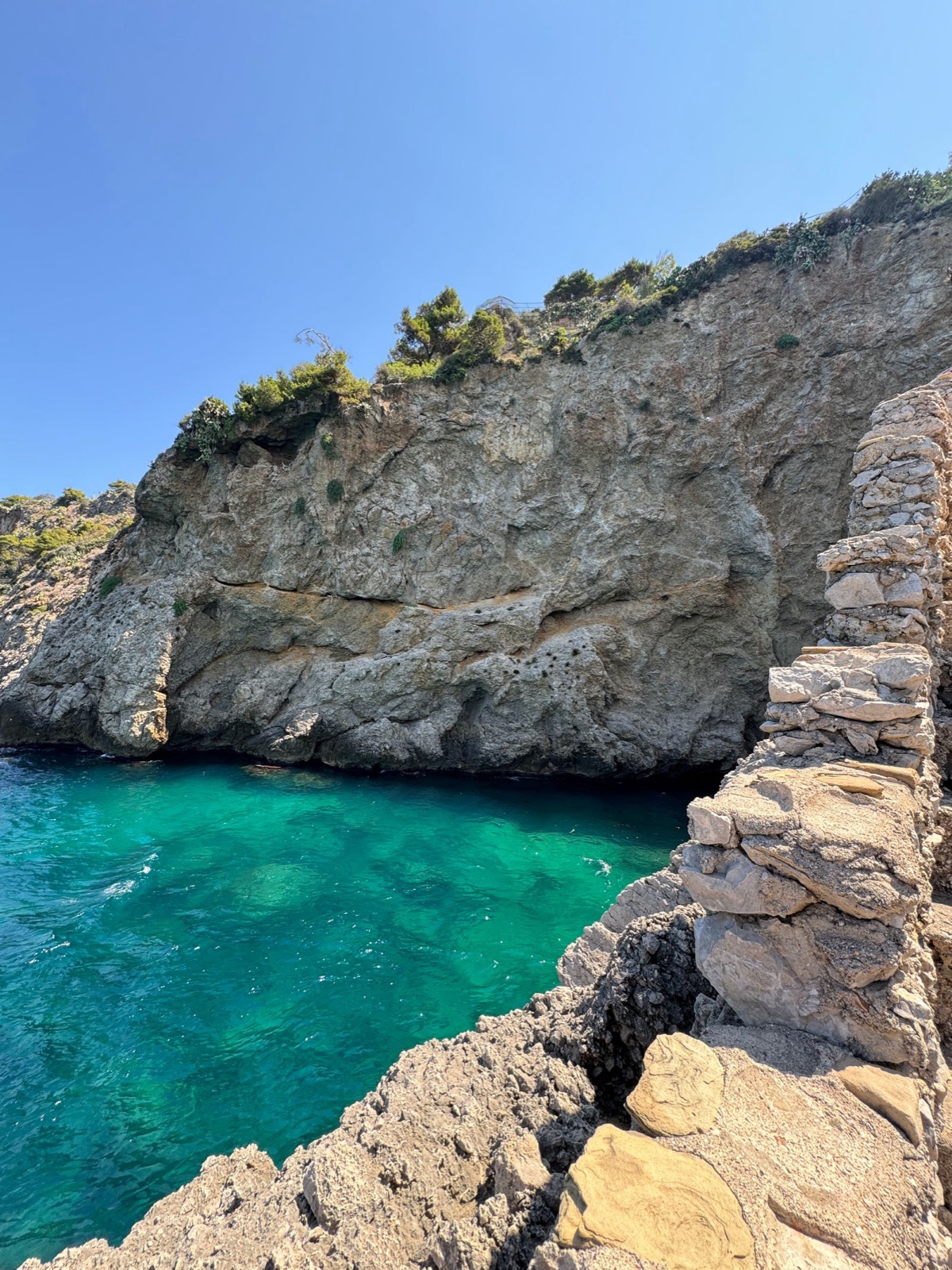 Grotta marina illuminata dai riflessi del mare