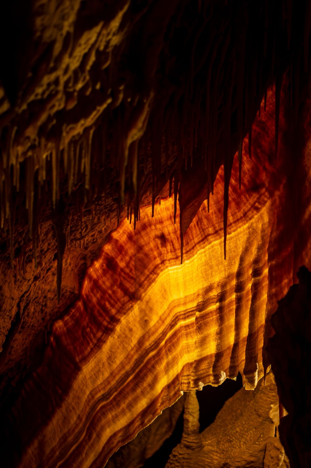 Interno di una grotta illuminato, con giochi di luce sulle rocce