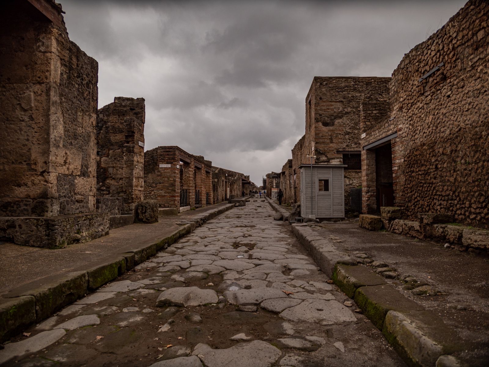 Strada lastricata e resti di una domus a Pompei