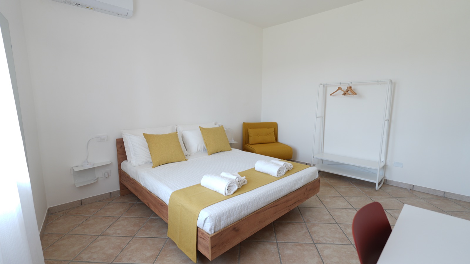 Camera Deluxe: letto e poltrona-letto color senape