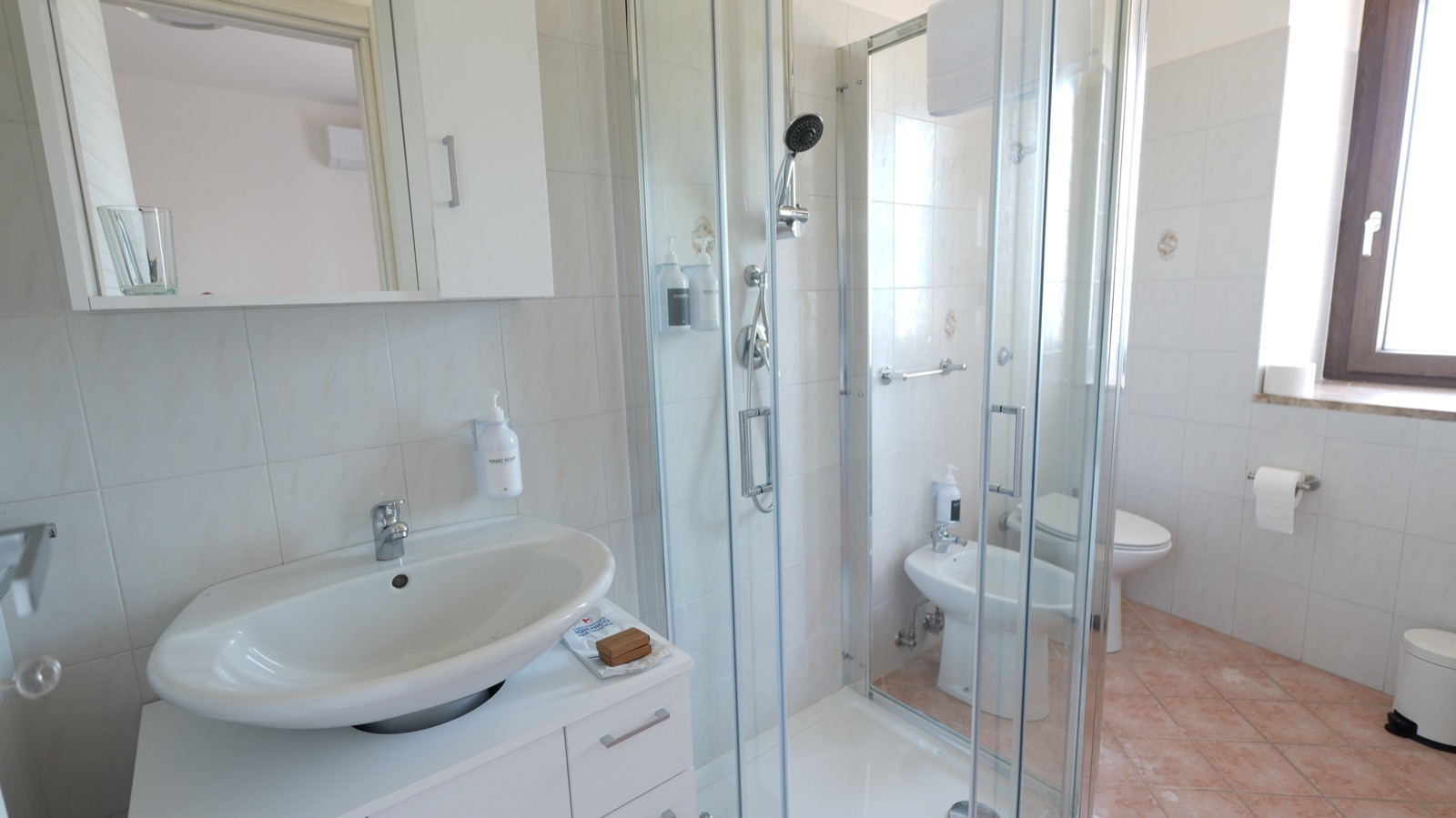 Camera Deluxe: bagno privato con doccia, bidet e finestra