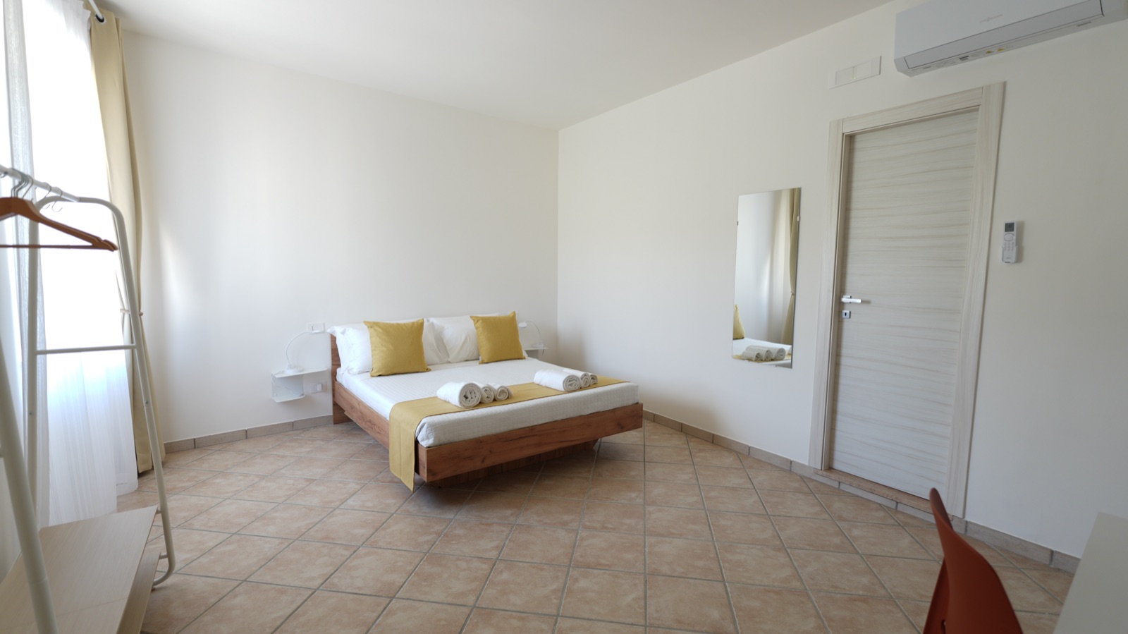 Camera King Deluxe: letto matrimoniale con testiera in legno