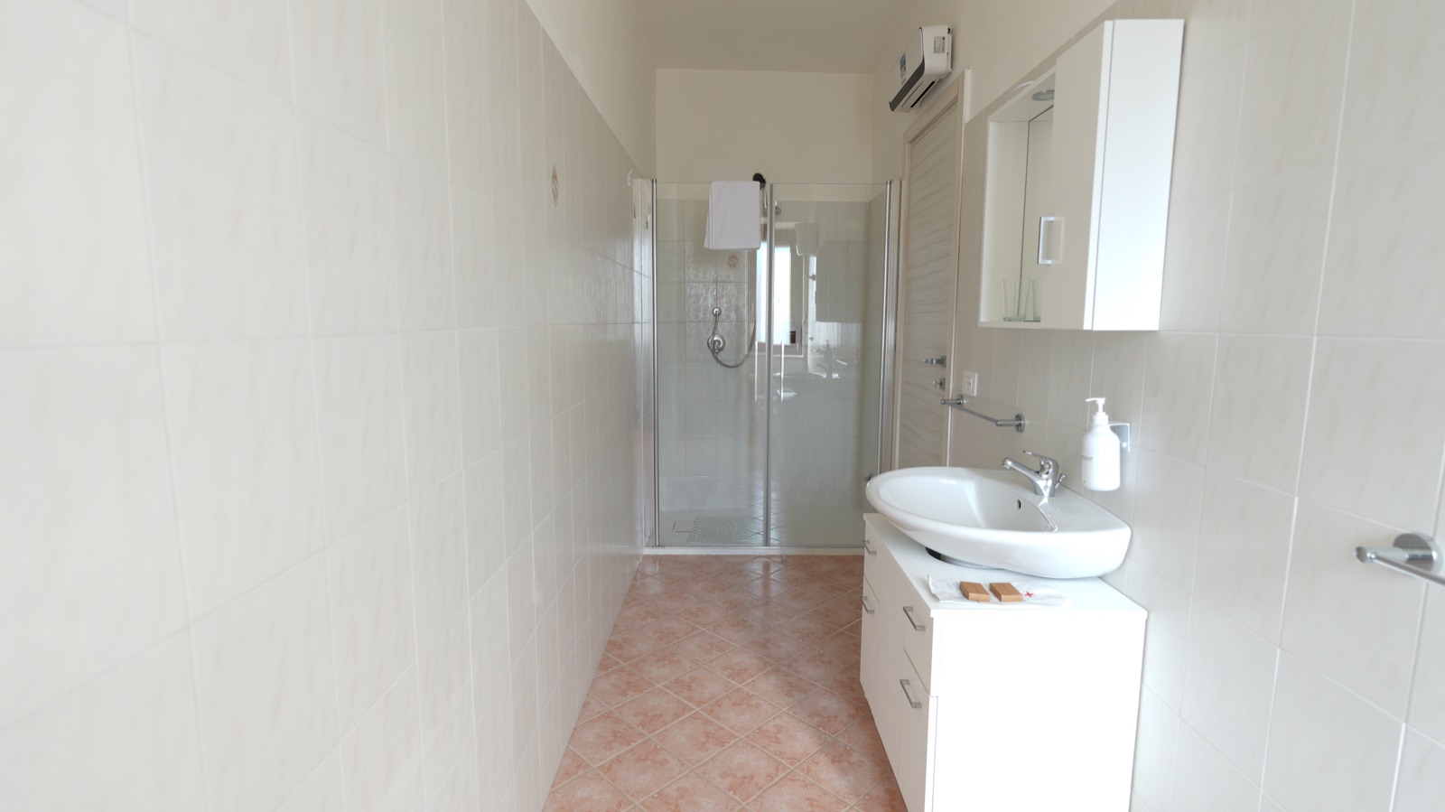 Camera King Deluxe: bagno privato con doccia