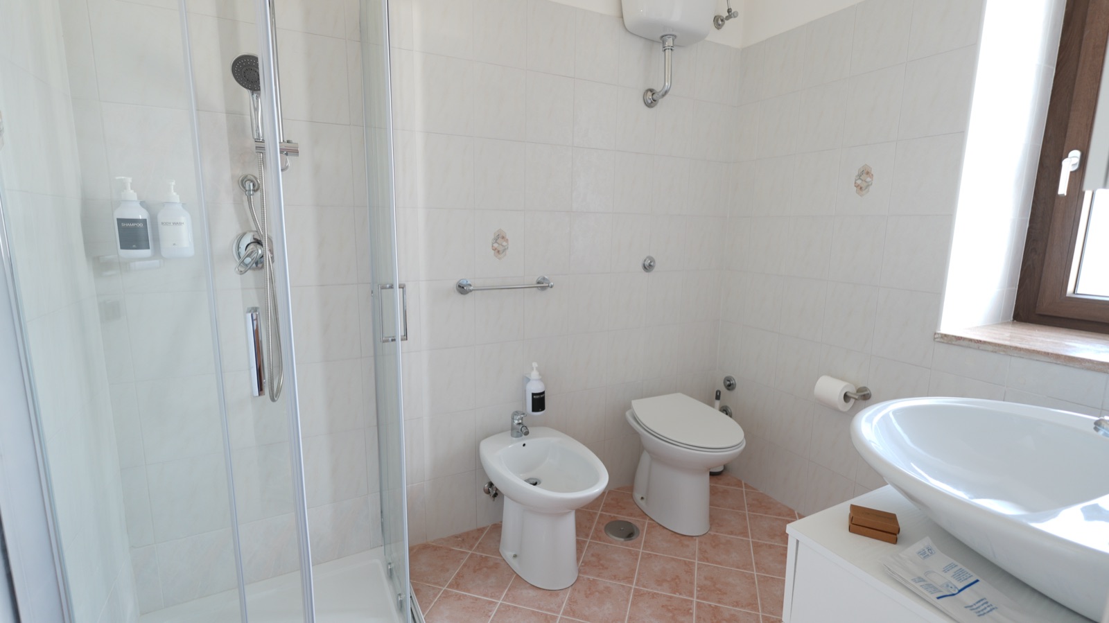 Camera Standard: bagno privato con doccia, bidet e wc