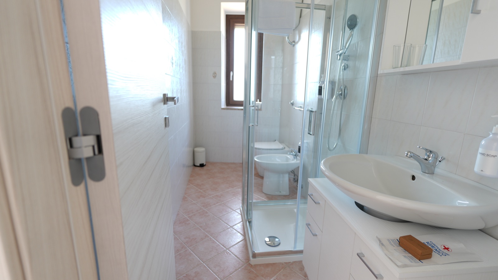 Camera Standard: bagno privato con doccia, bidet e wc