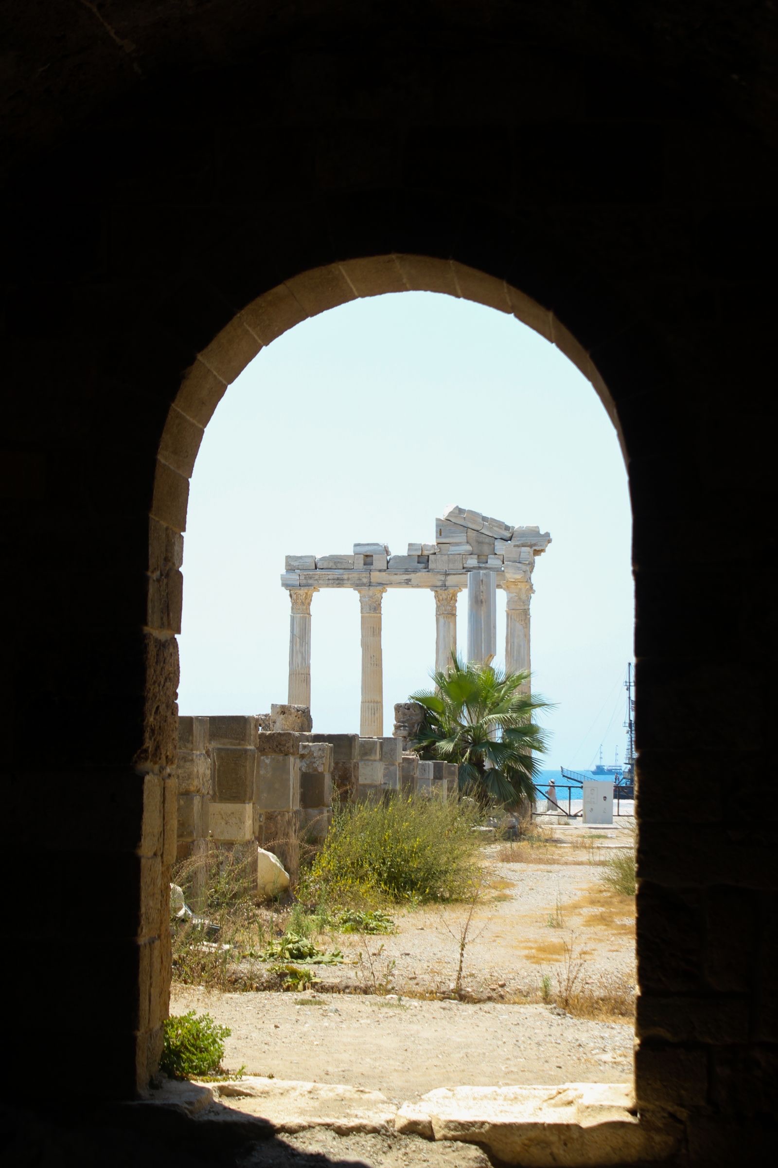 Arco in pietra di un sito archeologico, come la Porta Rosa di Velia