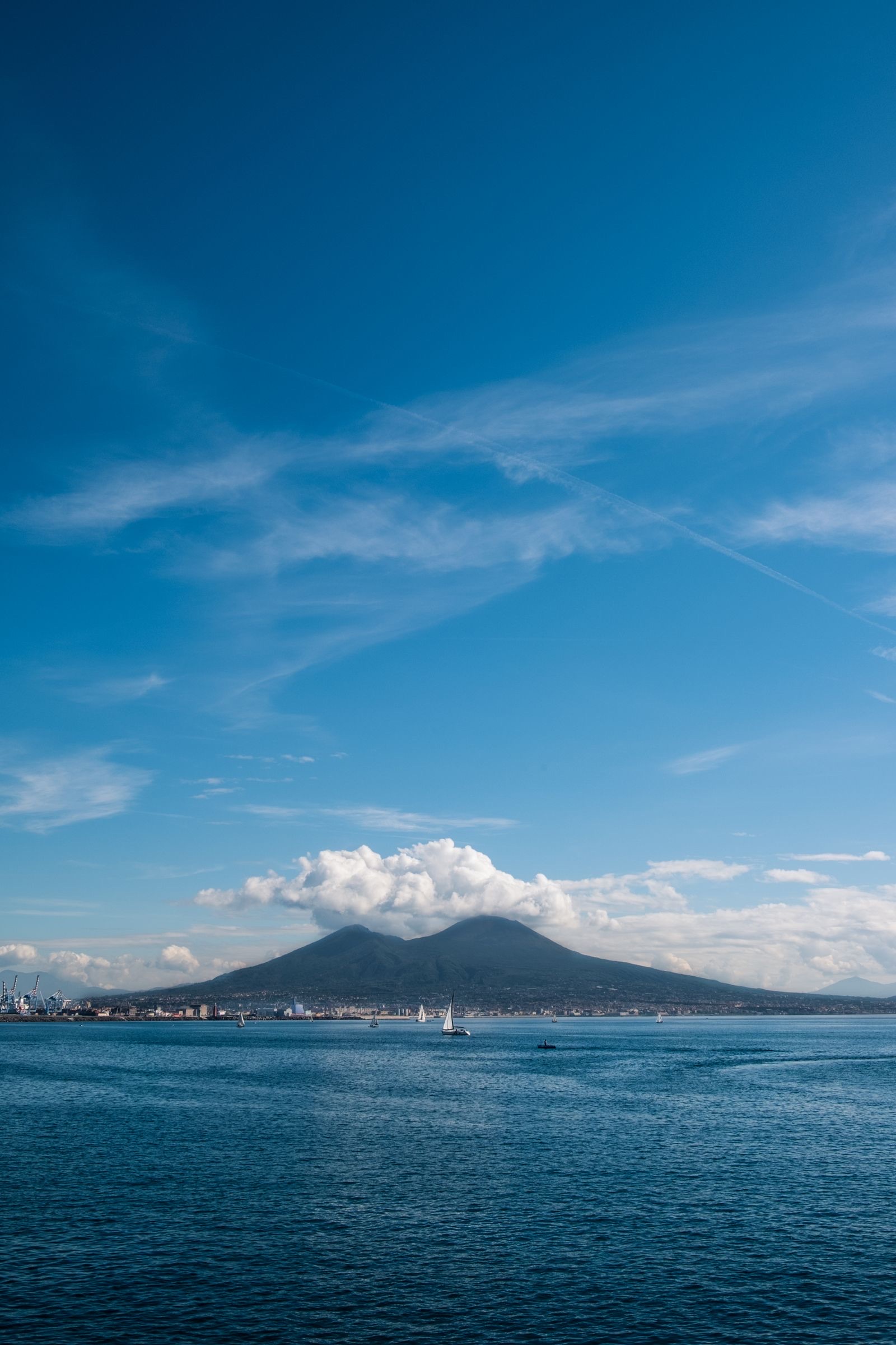 La sagoma del Vesuvio, il vulcano che domina il Golfo di Napoli